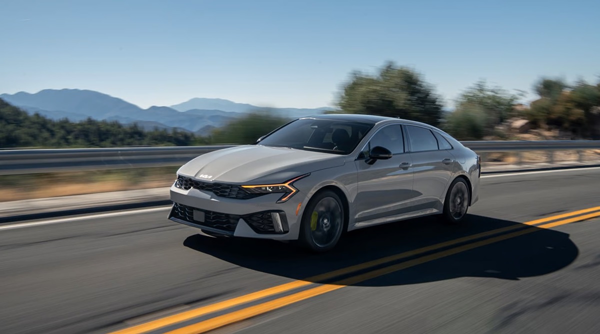 Авто новини - Kia відкликає тисячі K5 через програмне забезпечення з "корейською логікою"