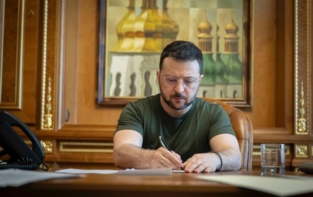 Новини України - Зеленський підписав закон щодо зарплат чиновників