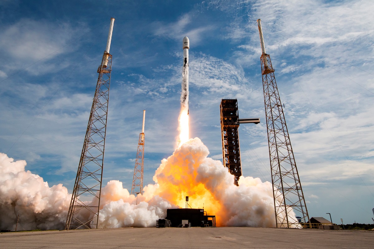 Технології - Компанія SpaceX запустила у космос два супутники зв’язку