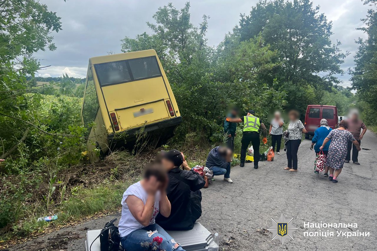 Новини України - На Вінниччині автобус з пасажирами злетів у кювет