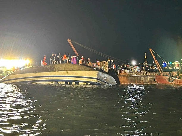 Новини світу - У В'єтнамі перекинувся човен із туристами: 27 загиблих