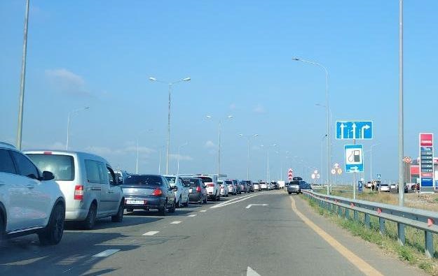 Новини України - Ситуація в Криму: без зв’язку і черга на міст