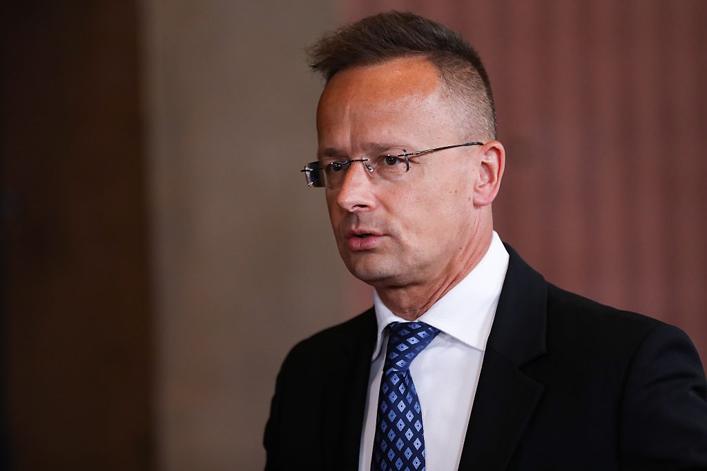 Новини світу - Сіярто звинуватив ЄС у намірах скинути уряди трьох країн