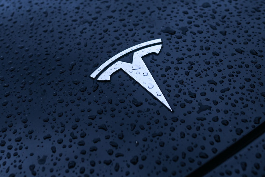 Новини бізнесу - Tesla втратила половину продажів у Британії та Німеччині