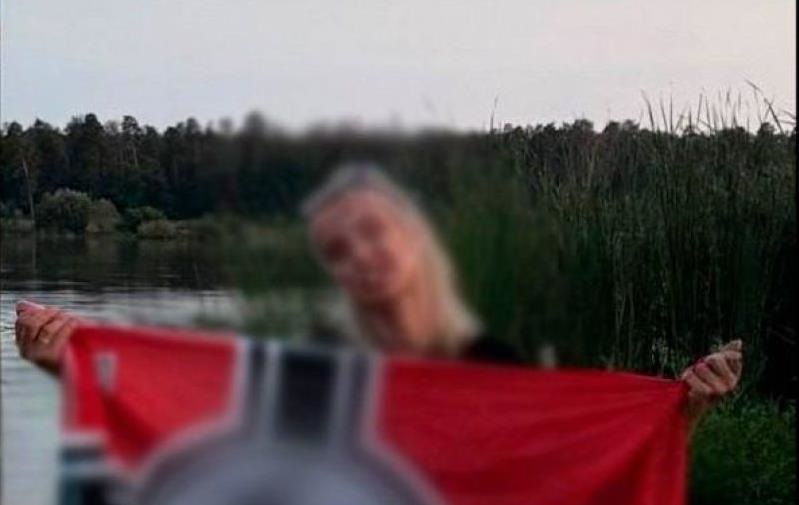 Новини Києва - У Києві секретарка суду позувала з нацистським прапором