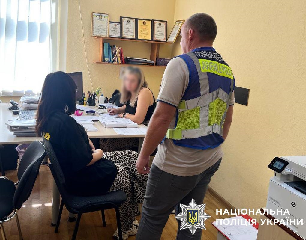 Залишила немовля на кілька днів: у Києві 17-річна матір отримала підозру
