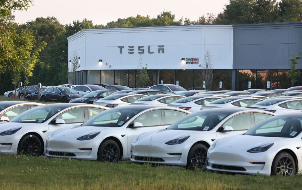 Авто новини - Tesla відкликає 13 тисяч авто через дефект акумулятора