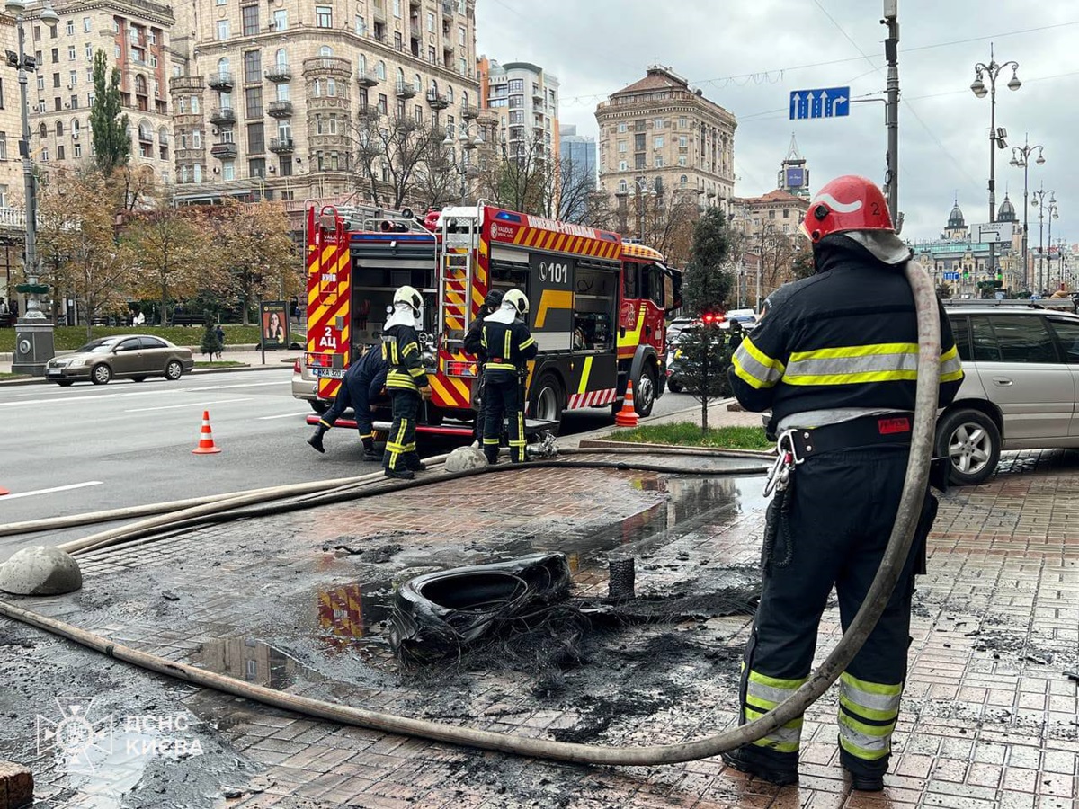 Новини Києва - У Києві біля будівлі КМДА чоловік підпалив шини
