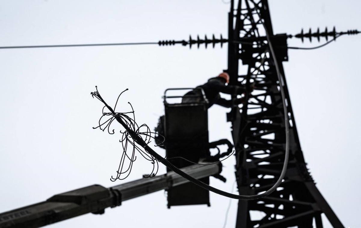 В Україні відключення через обстріли і негоду