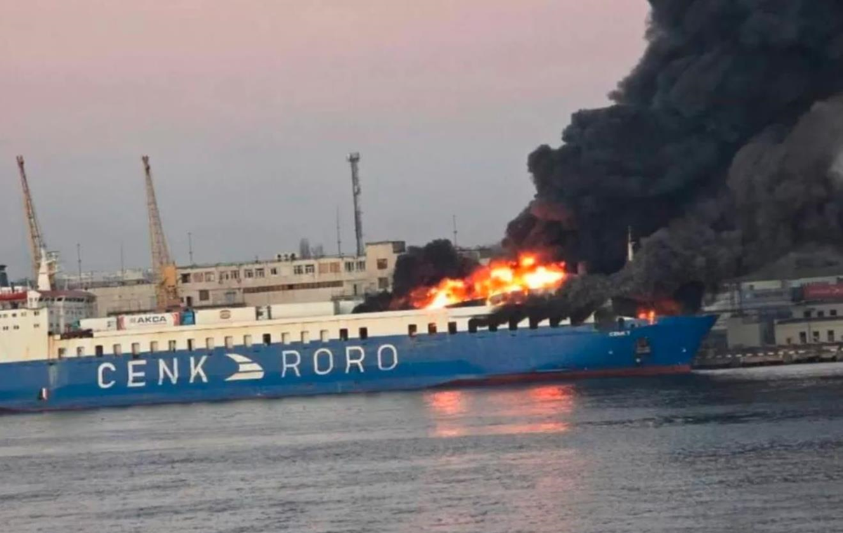 Новини України - В Одесі після вибухів спалахнуло судно