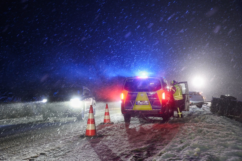 Новини світу - Сильні снігопади паралізували половину Європи